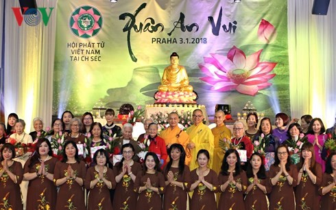 Solidarischer und gemütlicher Frühling der vietnamesischen Buddhisten in Tschechien - ảnh 1