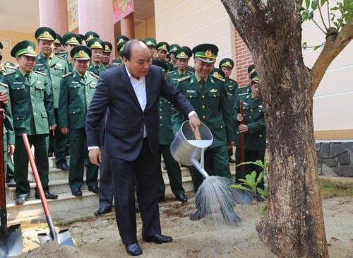 Der Premierminister überprüft die Kampfbereitschaft der Streitkräfte in der Provinz Dak Nong - ảnh 1