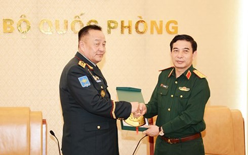 Phan Van Giang empfängt den Generalstabchef der Streitskräfte Mongolei - ảnh 1