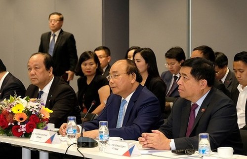 Nguyen Xuan Phuc führt Dialog mit Singapurs führenden Unternehmen - ảnh 1