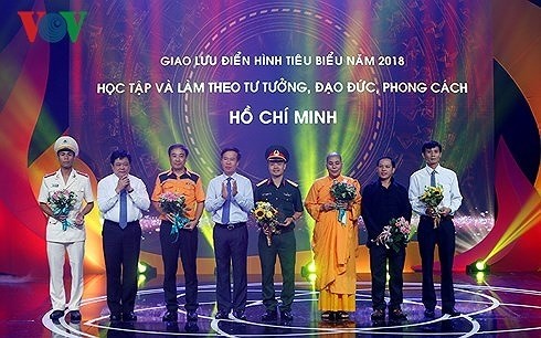 Austausch mit ausgezeichneten Vorbildern beim Lernen und Arbeiten nach Ho Chi Minh - ảnh 1