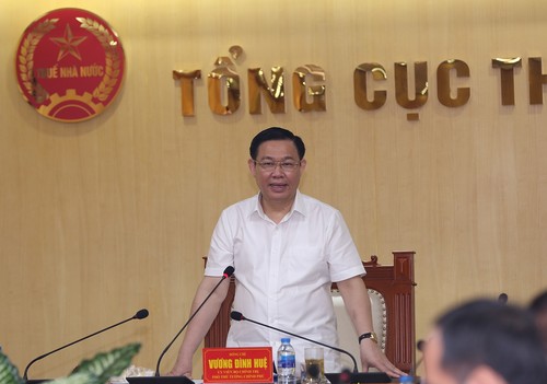 Vizepremierminister Vuong Dinh Hue tagt mit Steuerbehörde  - ảnh 1