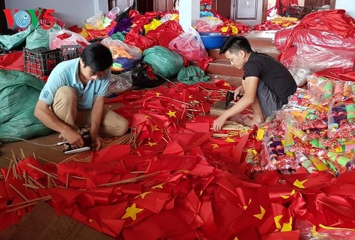Das Dorf Tu Van beschäftigt sich mit dem Nähen von nationalen Flaggen - ảnh 1