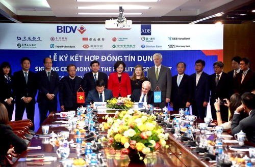 300 Millionen schwerer Vertrag zwischen ADB und BIDV zur Unterstützung kleiner und mittelständischer Unternehmen - ảnh 1