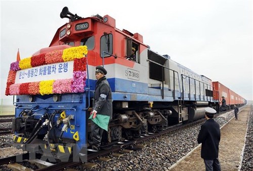 Süd- und Nordkorea machen Spatenstich zum Aufbau der Eisen- und Autobahnlinie - ảnh 1