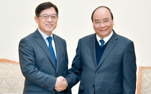 Premierminister Nguyen Xuan Phuc hofft auf Erweiterung der Produktion in Vietnam durch Samsung - ảnh 1