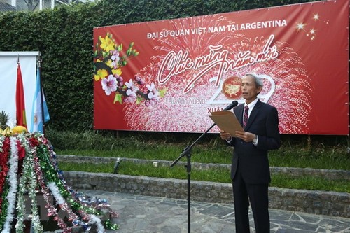 Die vietnamesische Botschaft in Argentinien veranstaltet Treffen zum bevorstehenden Neujahrsfest Tet - ảnh 1