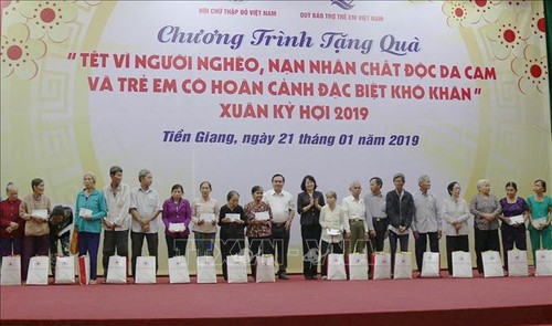 Vizestaatspräsidentin Dang Thi Ngoc Thinh besucht arme Familien und Agent-Orange-Opfer in Tien Giang - ảnh 1