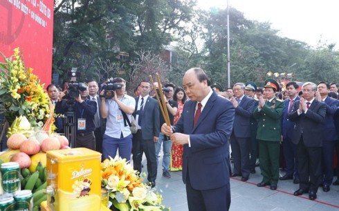 Premierminister Nguyen Xuan Phuc nimmt an Fest zum 230. Jahrestag des Sieges Ngoc Hoi – Dong Da teil - ảnh 1