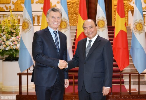 Premierminister Nguyen Xuan Phuc empfängt Argentiniens Präsident Mauricio Macri - ảnh 1