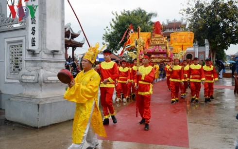 Tausende Touristen nehmen an einem Fest im Xa-Tac-Tempel teil - ảnh 1