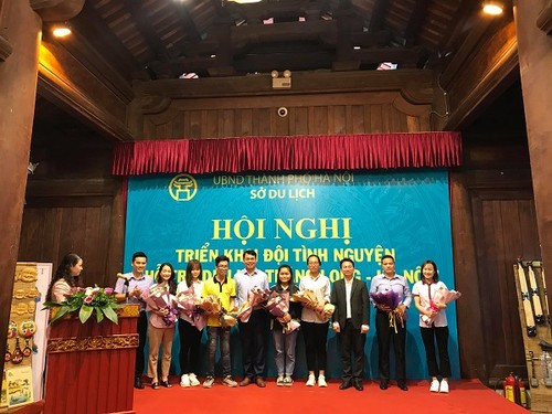 300 freiwillige Studenten begleiten Tourismus in Thang Long – Hanoi - ảnh 1