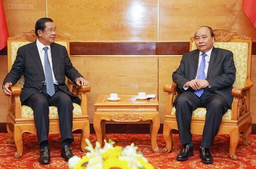 Staatstrauer für General Le Duc Anh: Nguyen Xuan Phuc empfängt hochrangige Politiker Kambodschas und Laos  - ảnh 1