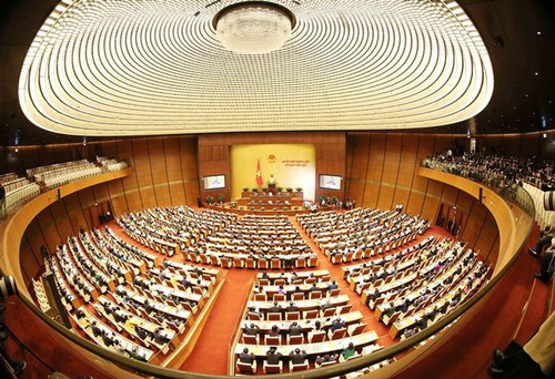 Parlament diskutiert Entwürfe der geänderten Gesetze zur Organisation der Regierung und zur Organisation der Lokalbehörd - ảnh 1