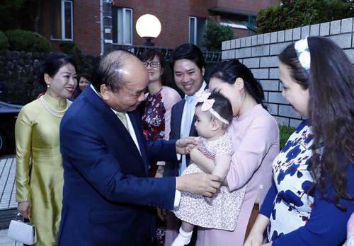 Premierminister Nguyen Xuan Phuc trifft Vertreter der vietnamesischen Gemeinschaft in Japan - ảnh 1