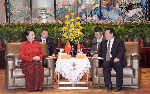 Parlamentspräsidentin Nguyen Thi Kim Ngan trifft den Sekretär der Parteileitung der chinesischen Provinz Jiangsu - ảnh 1