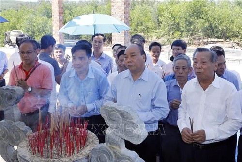 Premierminister Nguyen Xuan Phuc zündet Räucherstäbchen zu Ehren der Helden und gefallenen Soldaten an - ảnh 1