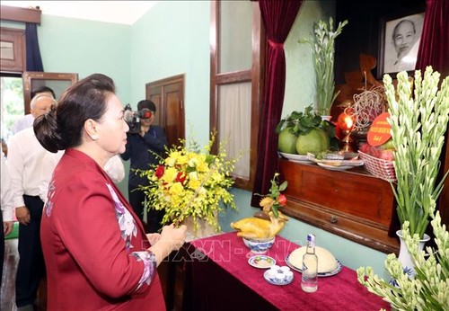 Parlamentspräsidentin Nguyen Thi Kim Ngan zündet Räucherstäbchen zu Ehren des Präsidenten Ho Chi Minh an - ảnh 1