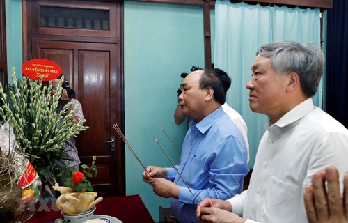 Premierminister Nguyen Xuan Phuc zündet Räucherstäbchen zu Ehren des Präsidenten Ho Chi Minh an - ảnh 1