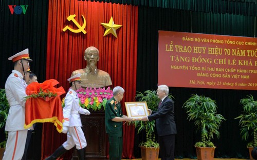 Der ehemalige KPV-Generalsekretär Le Kha Phieu erhält Abzeichen zum 70. Jahrestag der Zugehörigkeit zur Partei - ảnh 1