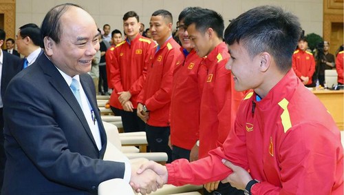 Premierminister Nguyen Xuan Phuc ermutigt die vietnamesische Fußballnationalmannschaft - ảnh 1
