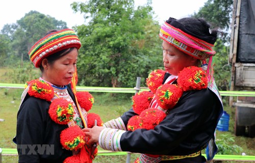 Verzierungskunst auf traditionellen Trachten der Roten Dao zum immateriellen Nationalkulturerbe erklärt - ảnh 1