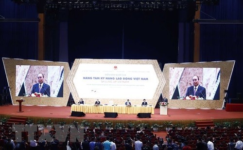 Premierminister Nguyen Xuan Phuc leitet Forum für Verbesserung der Arbeitsfertigkeiten vietnamesischer Arbeitnehmer - ảnh 1