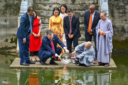 US-Botschafter lässt Karpfen zum Festtag von “Tao quan” frei - ảnh 1