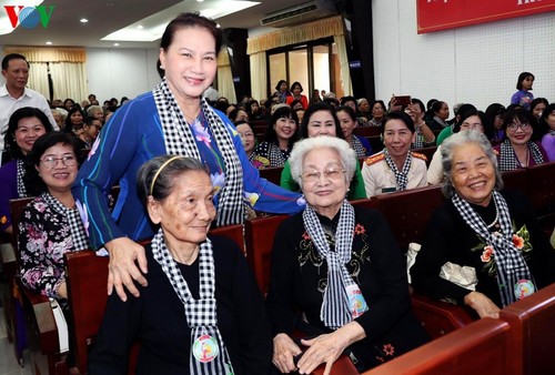 Parlamentspräsidentin Nguyen Thi Kim Ngan nimmt am Treffen der ehemaligen Freiwilligen im Süden teil - ảnh 1