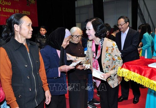 Leiter der Partei und der Regierung beglückwünschen Bewohner in Provinzen - ảnh 1