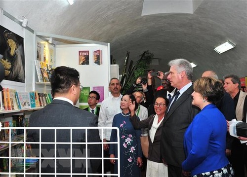 Kubas Präsident Bermudez besucht vietnamesischen Stand bei der internationalen Buchmesse von Havanna - ảnh 1