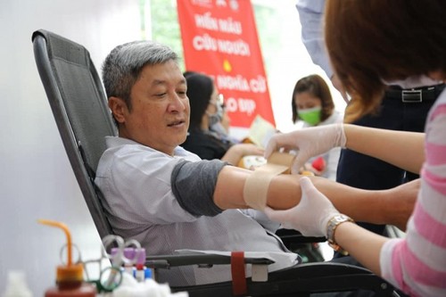 Medizinische Mitarbeiter spenden Blut zur Rettung der Patienten - ảnh 1