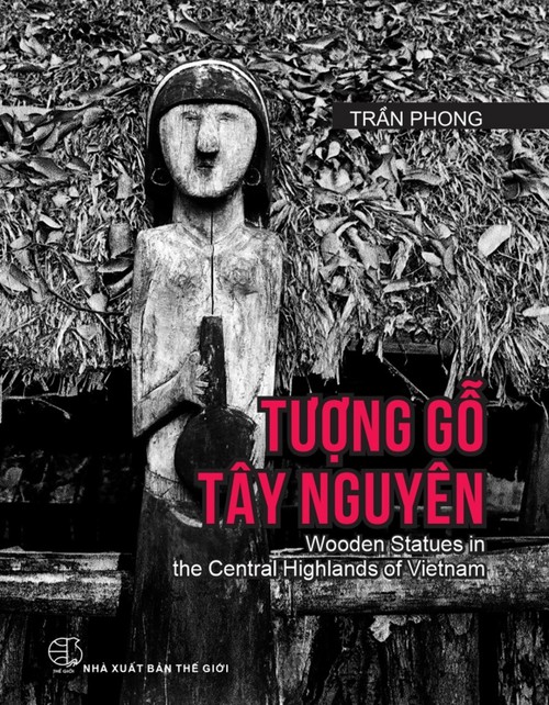 Fotograf Tran Phong präsentiert Fotobuch “Holzstatuen im Hochland Tay Nguyen” - ảnh 1