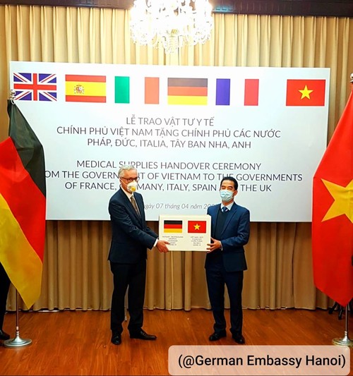 Vietnam überreicht 110.000 Masken zum Schutz vor Covid-19 an Deutschland - ảnh 1