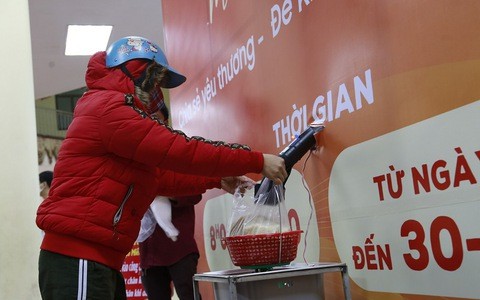 Weitere kostenlose “Reis-ATM” für bedürftige Menschen in Zeiten der Covid-19 - ảnh 1