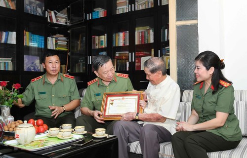Das Polizeiministerium ehrt „Künstler des Volkes“ Trong Bang und Komponist Pham Tuyen - ảnh 1