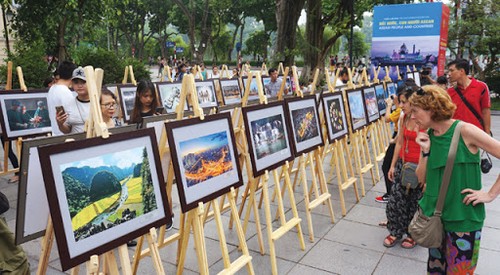 Fotoausstellung “Land und Leute der ASEAN” - ảnh 1
