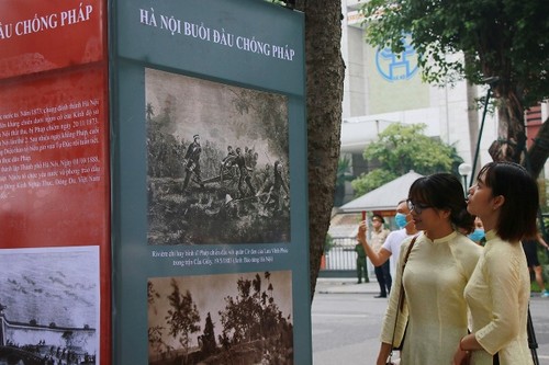Ausstellung “Hanoi: historische Merkmale” am Hoan Kiem-See - ảnh 1