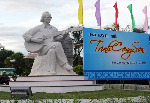 Einweihung der Statue von Trinh Cong Son am Strand in Quy Nhon - ảnh 1