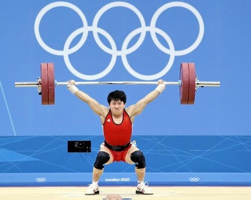 Tran Le Quoc Toan erhält die Bronzemedaille im Gewichtheben bei den Olympischen Spielen London 2012 - ảnh 1
