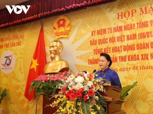 Parlamentspräsidentin Nguyen Thi Kim Ngan nimmt am Treffen zum 75. Jahrestag der ersten Parlamentswahl in Can Tho teil - ảnh 1