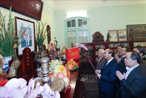 Premierminister Nguyen Xuan Phuc zündet Räucherstäbchen zu Ehren ehemaliger Leiter der KPV und des Staates an - ảnh 1
