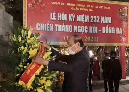 Premierminister Nguyen Xuan Phuc zündet Räucherstäbchen am Denkmal von Quang Trung – Nguyen Hue an - ảnh 1