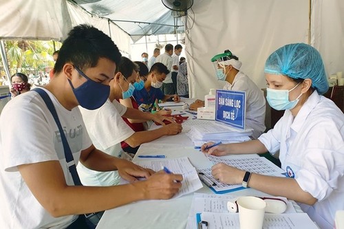 Bei Rückkehr nach Hanoi nach dem Tetfest müssen Menschen medizinische Angabepflicht erfüllen - ảnh 1