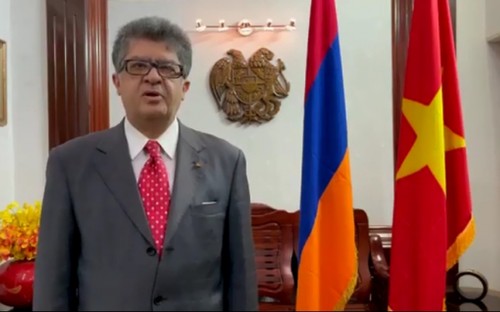 Ausländische Botschafter: Unter der Leitung der KPV wird Vietnam Durchbrüche in Wirtschaft erreichen - ảnh 1