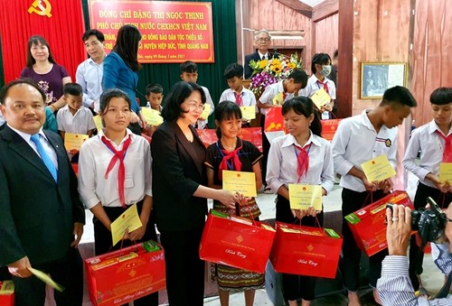 Vize-Staatspräsidentin Dang Thi Ngoc Thinh besucht Grenzstation Cua Dai  - ảnh 1