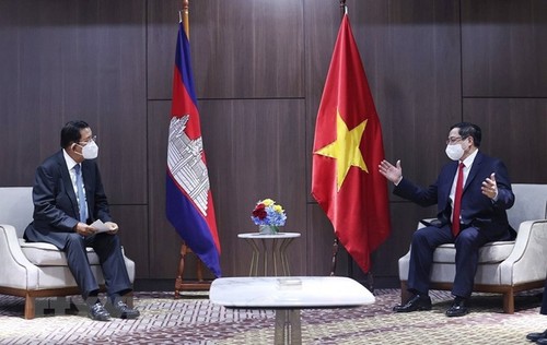 Premierminister Pham Minh Chinh führt bilaterale Gespräche mit Premierminister Kambodschas, Malaysias und Singapurs - ảnh 1