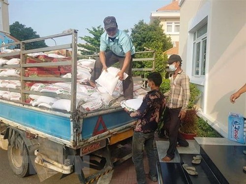 Ho Chi Minh Stadt unterstützt die von der Covid-19-Pandemie betroffenen Vietnamesen in Kambodscha und Laos - ảnh 1
