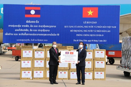 Enge Zusammenarbeit zwischen Laos und Vietnam zur Eindämmung der Pandemie und zur Stabilisierung des Lebens der Völker  - ảnh 1