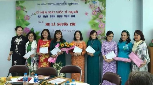 Schriftstellerinnen des Schriftstellerverbandes von Ho Chi Minh Stadt helfen armen Menschen in Zeiten der Pandemie - ảnh 1